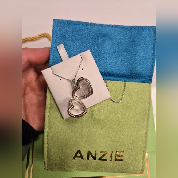 BNIB Dew drop heart locket - Picture 4 of 4